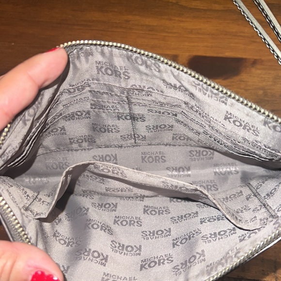 Michael kors wristlet gray metallic - Picture 4 of 5